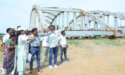 Potholes, traffic jams plague Madhavanagar amid ROB delay