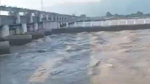 Nepal floods: 1.5L cusecs water released from Gandak barrage in Bihar