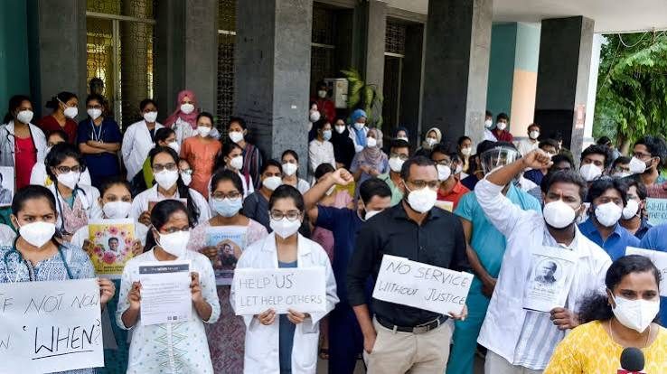 Andhra junior doctors to boycott emergency services from today