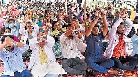 Praja Arogya Vedika backs jr docs’ stir, seeks CM Naidu’s intervention
