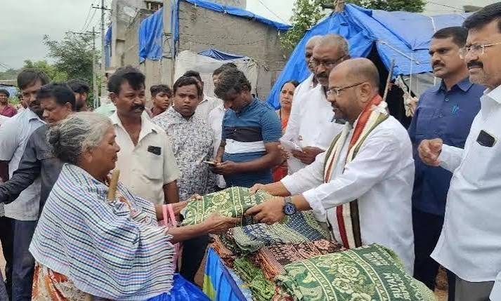 MLA Naini reaches out to poor, tackles civic woes in Hanumakonda