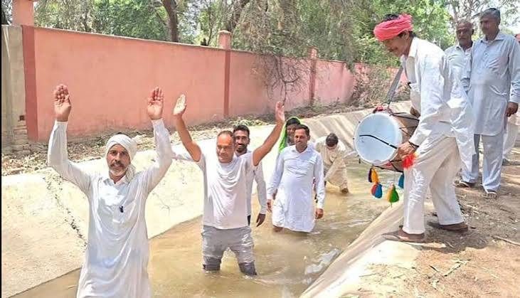 Farmers stage novel protest demanding KC Canal water ,