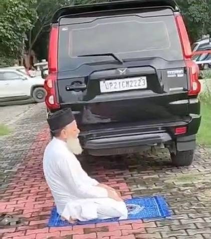 SP leader booked for offering namaz on UP Circuit House road
