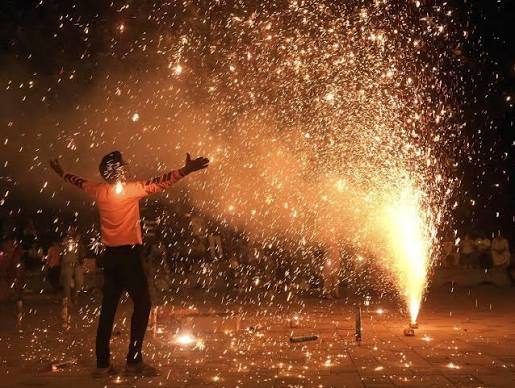 Bombay HC bans firecrackers on public roads, questions noisy processions