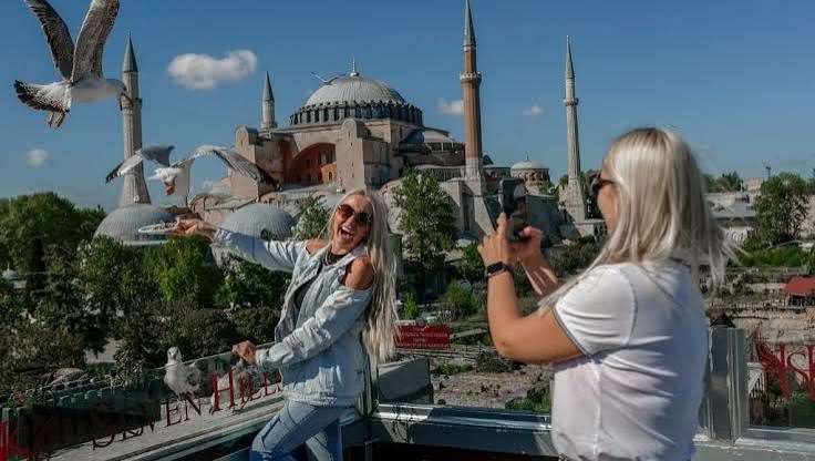 The city also attracts about 1.7 million overseas visitors each year.jpg