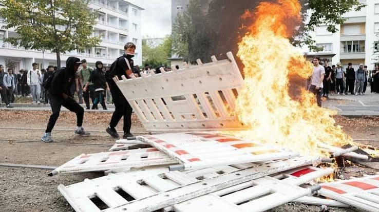 French Students Set Fires, Erect Blockades As School Protests Spread ,